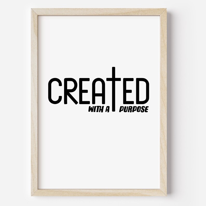 以下が含まれることがあります： 「CREATED WITH A PURPOSE」というテキストと、CREATEDの単語の真ん中に十字架が描かれた白黒のプリントです。