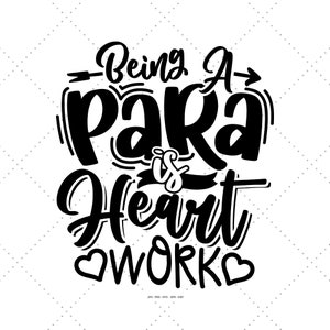 Könnte beinhalten: Schwarz-weißes Typografie-Design mit dem Text "Being a Para is Heart Work" mit einem Herzsymbol auf jeder Seite des Wortes "Work".