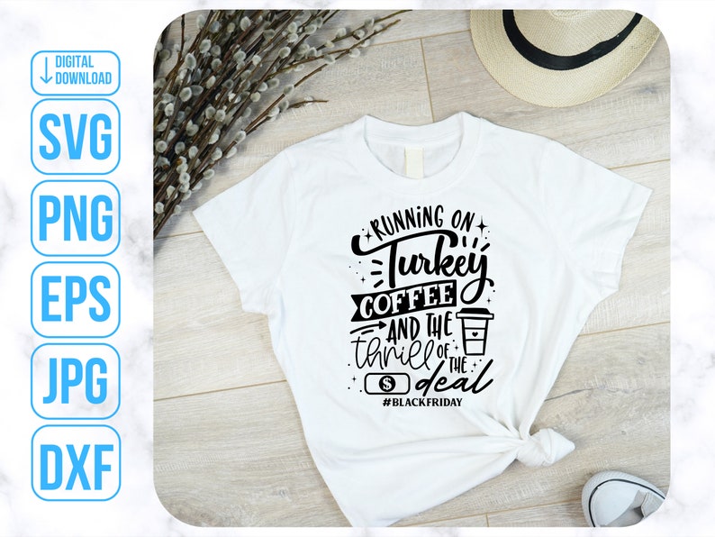 K&ouml;nnte beinhalten: Wei&szlig;es T-Shirt mit schwarzem Text, der "Running on Turkey Coffee and the thrill of the deal #BlackFriday" lautet.