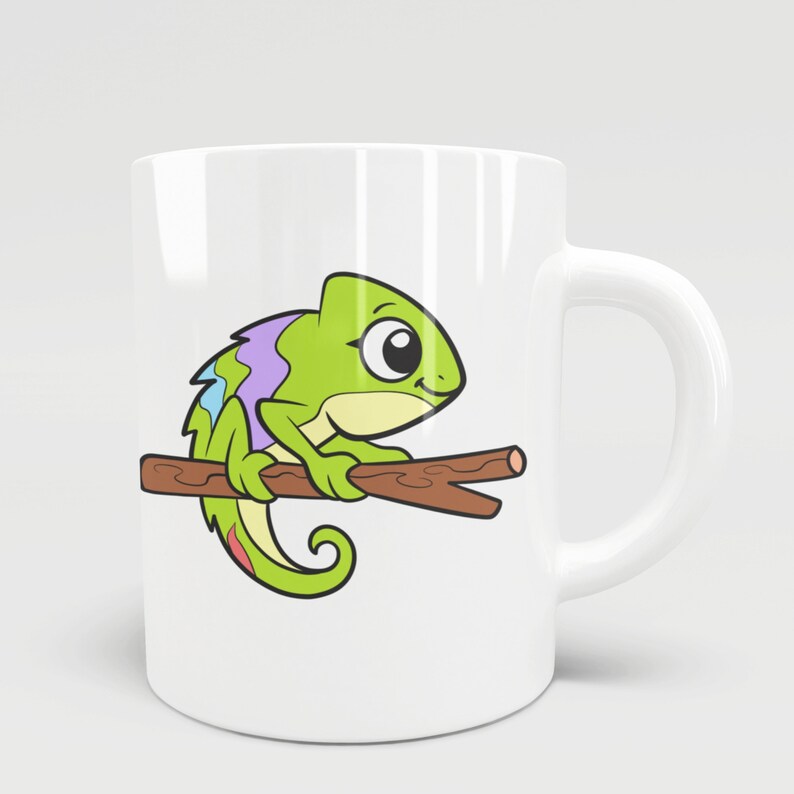 Pu&ograve; includere: Tazza in ceramica bianca con un'illustrazione di un camaleonte verde con accenti viola e rosa seduto su un ramo marrone.