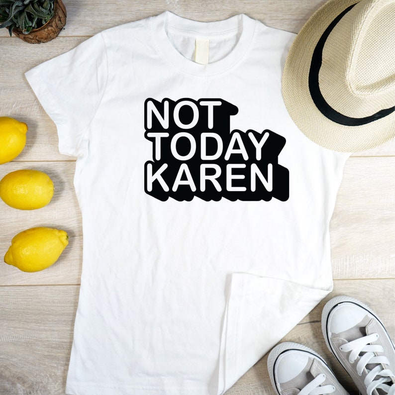 K&ouml;nnte beinhalten: Wei&szlig;es T-Shirt mit schwarzem Text, der "NOT TODAY KAREN" in einer fetten, blockartigen Schriftart lautet.