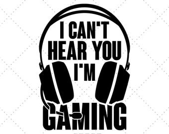 Könnte beinhalten: Schwarzweißes Grafikdesign eines Kopfhörers mit Mikrofon. Der Text "I can't hear you I'm gaming" ist in den Kopfhörern geschrieben.