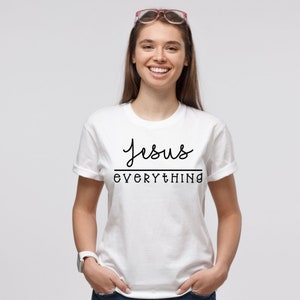 K&ouml;nnte beinhalten: Wei&szlig;es T-Shirt mit schwarzem Text, der "Jesus Everything" lautet.