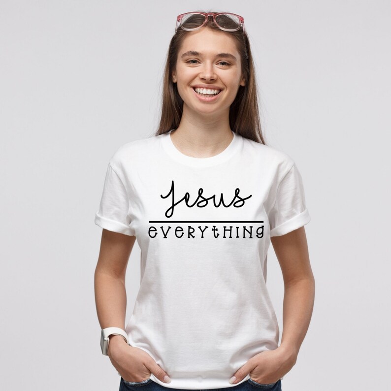 K&ouml;nnte beinhalten: Wei&szlig;es T-Shirt mit schwarzem Text, der "Jesus Everything" lautet.