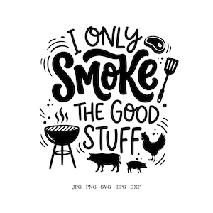 Może przedstawiać: Czarno-biała grafika z napisem "I Only Smoke The Good Stuff". Zawiera ilustracje grilla, steka, szpatułki, kurczaka, krowy i świni. Obraz jest odpowiedni dla entuzjastów grillowania.