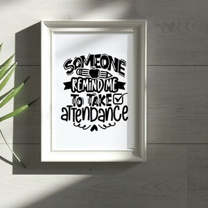 Może przedstawiać: Czarno-biała drukowalna grafika ścienna z tekstem "Someone remind me to take attendance" z oł&oacute;wkiem, jabłkiem i zaznaczeniem.