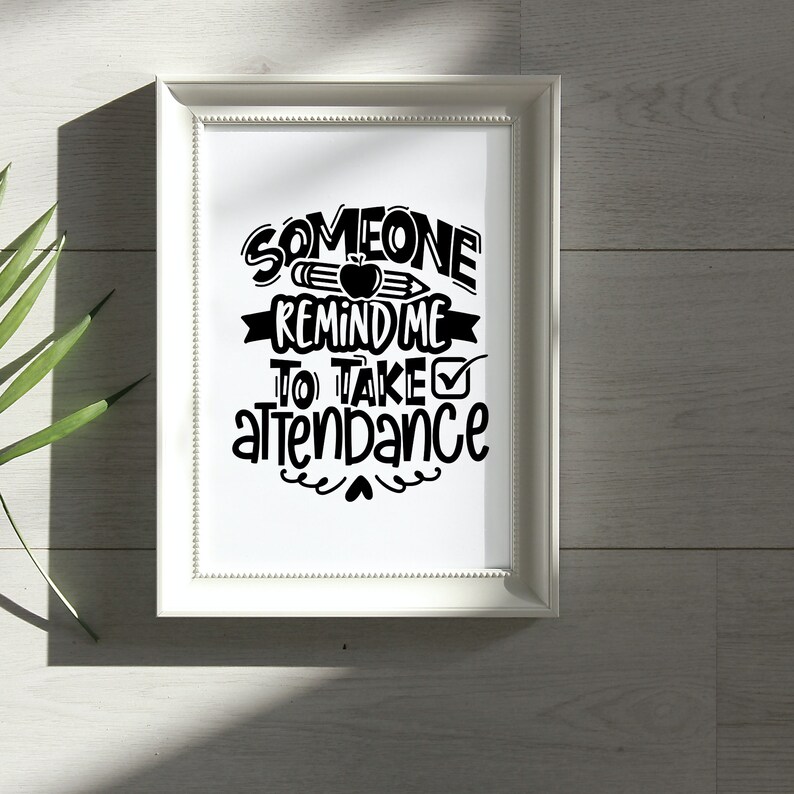 Może przedstawiać: Czarno-biała drukowalna grafika ścienna z tekstem "Someone remind me to take attendance" z oł&oacute;wkiem, jabłkiem i zaznaczeniem.