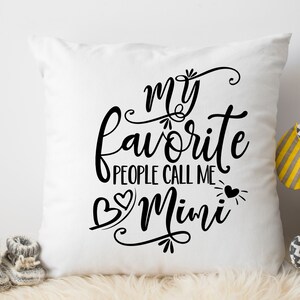 Puede incluir: Almohada blanca con texto negro que dice "my favorite people call me Mimi" con dos corazones a cada lado de la palabra Mimi.