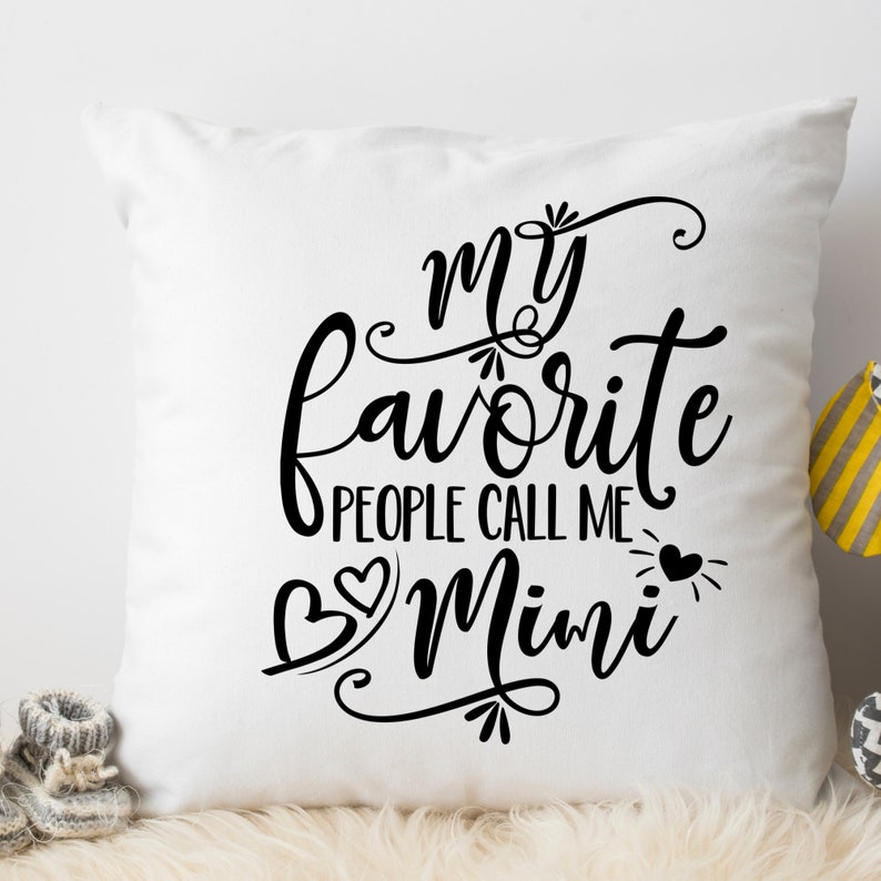 Puede incluir: Almohada blanca con texto negro que dice "my favorite people call me Mimi" con dos corazones a cada lado de la palabra Mimi.