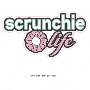 Puede incluir: Un diseño gráfico con el texto "scrunchie life" en blanco y negro con un scrunchie rosa en el medio.