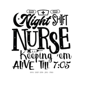 Op de afbeelding: Zwart-wit grafisch ontwerp met de tekst "Night Shift Nurse Keeping 'em Alive Till 7:05".
