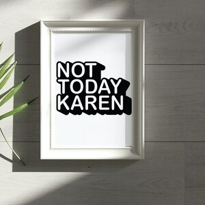 K&ouml;nnte beinhalten: Wei&szlig;er gerahmter Druck mit schwarzem Text, der "NOT TODAY KAREN" in einer fetten, 3D-Schriftart lautet.