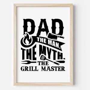 Puede incluir: Impresi&oacute;n gr&aacute;fica en blanco y negro con el texto "Dad The Man The Myth The Grill Master". El gr&aacute;fico incluye una llama, una esp&aacute;tula, un tenedor y un cuchillo de carnicero.