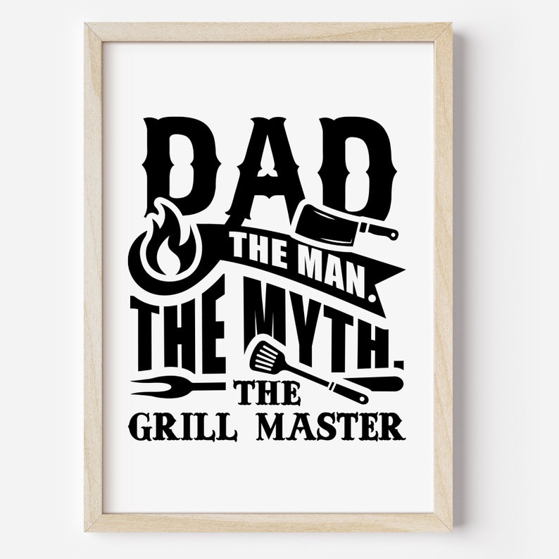 Puede incluir: Impresi&oacute;n gr&aacute;fica en blanco y negro con el texto "Dad The Man The Myth The Grill Master". El gr&aacute;fico incluye una llama, una esp&aacute;tula, un tenedor y un cuchillo de carnicero.