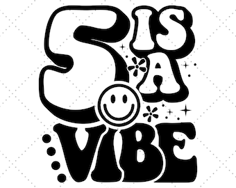 以下が含まれることがあります： レトロなフォントで「5 is a vibe」というテキストが書かれた白黒のグラフィックデザイン。デザインにはスマイリーフェイスと花が含まれています。