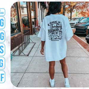 K&ouml;nnte beinhalten: Wei&szlig;es T-Shirt mit schwarzem Text, der "Running on Turkey Coffee and the thrill of the deal #Black Friday" lautet.