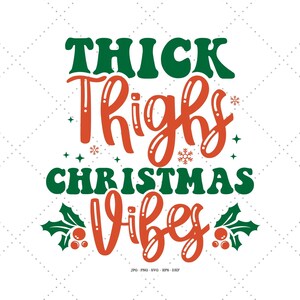 Puede incluir: Texto rojo y verde sobre un fondo blanco que dice "Thick Thighs Christmas Vibes". El texto est&aacute; rodeado de hojas y bayas de acebo.