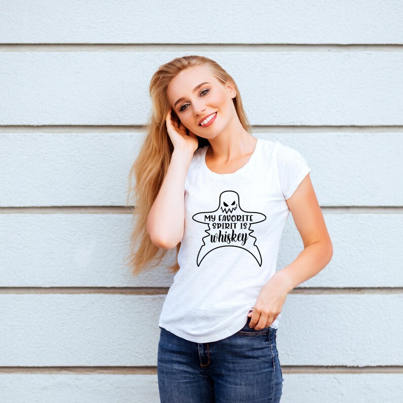K&ouml;nnte beinhalten: Wei&szlig;es T-Shirt mit einem schwarzen Geistermotiv und dem Text "My favorite spirit is whiskey".