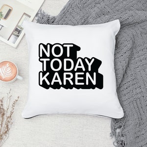 K&ouml;nnte beinhalten: Ein wei&szlig;es Kissen mit schwarzem Text, der "NOT TODAY KAREN" in einer fetten, blockartigen Schriftart lautet.