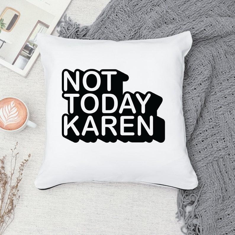K&ouml;nnte beinhalten: Ein wei&szlig;es Kissen mit schwarzem Text, der "NOT TODAY KAREN" in einer fetten, blockartigen Schriftart lautet.