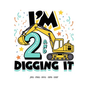Può includere: Illustrazione di un escavatore giallo con la scritta "I'm 2 and Digging It" in nero e turchese. Il numero 2 è turchese e lo sfondo è bianco con coriandoli e stelle.