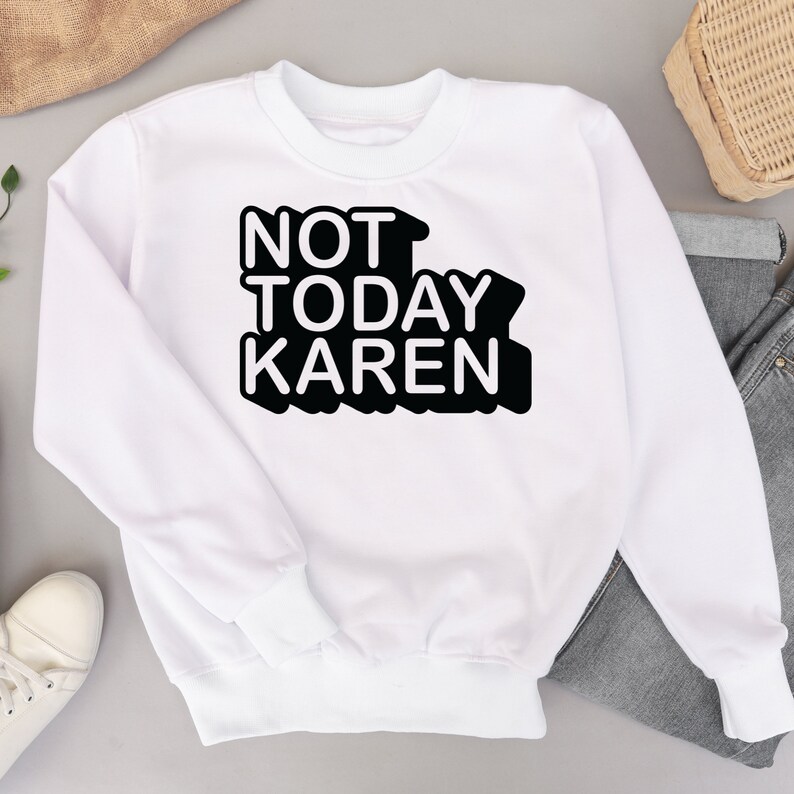K&ouml;nnte beinhalten: Wei&szlig;er Pullover mit schwarzem Text, der "NOT TODAY KAREN" in einer fetten, 3D-Schriftart lautet.