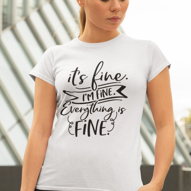 Puede incluir: Camiseta blanca con texto negro que dice "it's fine. I'm fine. Everything is FINE."