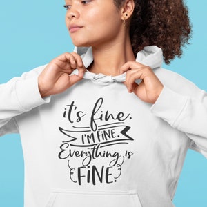 Puede incluir: Sudadera con capucha blanca con texto negro que dice "it's fine. I'm fine. Everything is FINE."