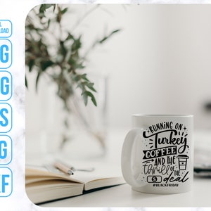 K&ouml;nnte beinhalten: Eine wei&szlig;e Keramiktasse mit schwarzem Text, der "Running on Turkey Coffee and the thrill of the deal #BlackFriday" lautet.
