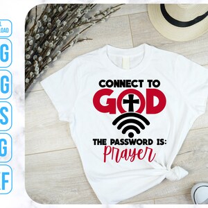 Puede incluir: Camiseta blanca con texto negro y rojo que dice "Connect to God" con un s&iacute;mbolo de wifi y una cruz. El texto "The password is: Prayer" est&aacute; debajo del s&iacute;mbolo de wifi.
