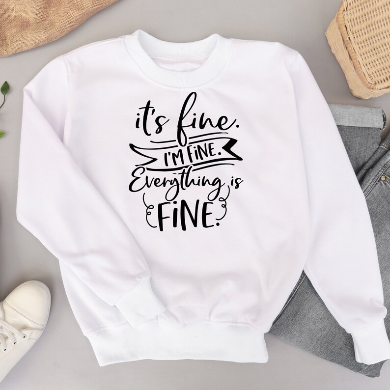 Puede incluir: Sudadera blanca con texto negro que dice "it's fine. I'm fine. Everything is FINE."