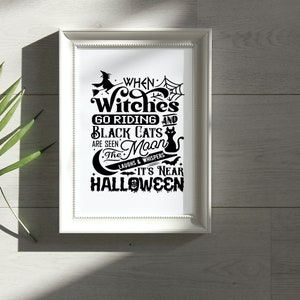 K&ouml;nnte beinhalten: Schwarz-wei&szlig;es Grafikdruck mit dem Text "When Witches Go Riding and Black Cats Are Seen The Moon Laughs & Whispers It's Near Halloween".