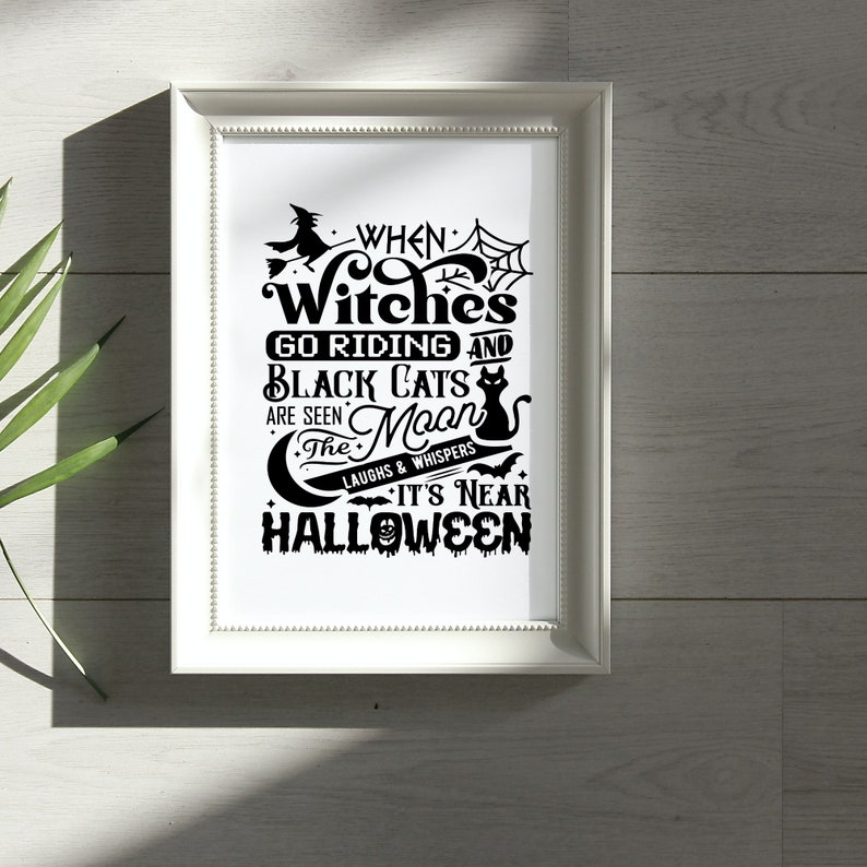 K&ouml;nnte beinhalten: Schwarz-wei&szlig;es Grafikdruck mit dem Text "When Witches Go Riding and Black Cats Are Seen The Moon Laughs & Whispers It's Near Halloween".