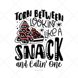 Diviso tra l'aspetto di uno spuntino, come uno spuntino, Xmas Funny Svg, citazioni divertenti, regalo per gli amanti dello yoga