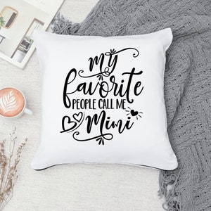 Puede incluir: Almohada blanca con texto negro que dice "my favorite people call me Mimi" con dos peque&ntilde;os corazones a cada lado de la palabra Mimi.