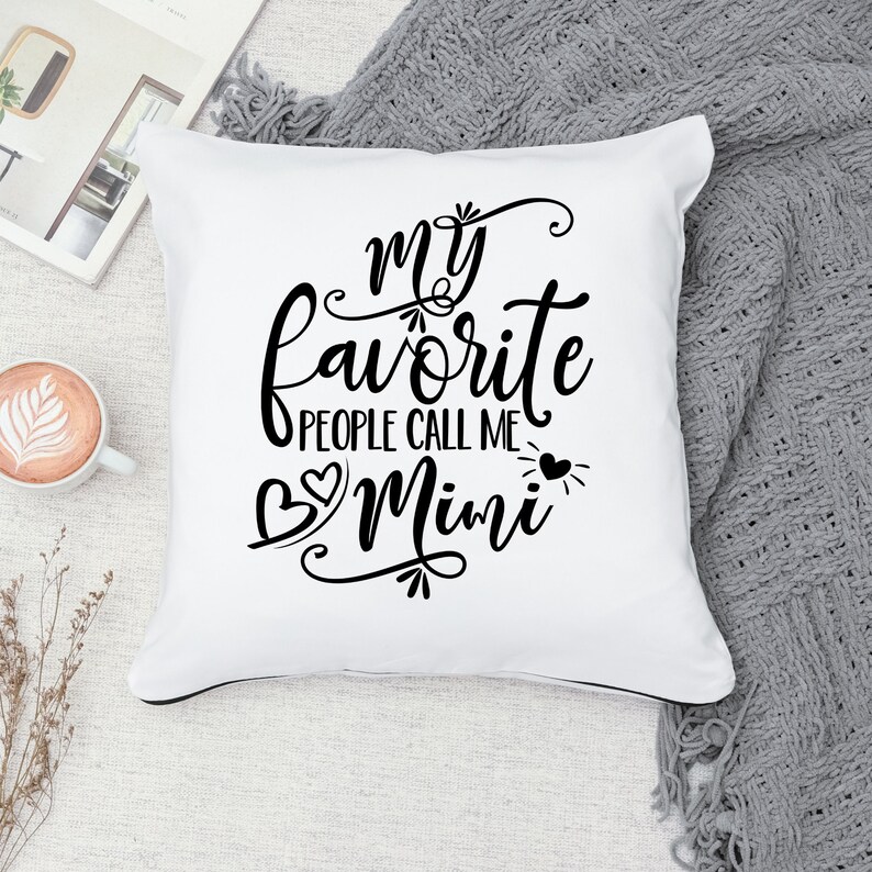 Puede incluir: Almohada blanca con texto negro que dice "my favorite people call me Mimi" con dos peque&ntilde;os corazones a cada lado de la palabra Mimi.