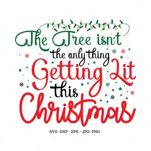 以下が含まれることがあります： 「The Tree isn't the only thing Getting Lit this Christmas」というテキストが書かれた赤と緑のクリスマスのグラフィックです。