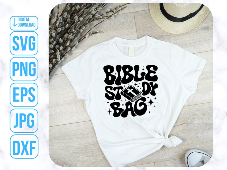 Op de afbeelding: Wit T-shirt met zwarte tekst die "Bible Study Bag" luidt in een retro lettertype. De tekst wordt omringd door sterren en een klein beeld van een gesloten boek met een kruis op de omslag.