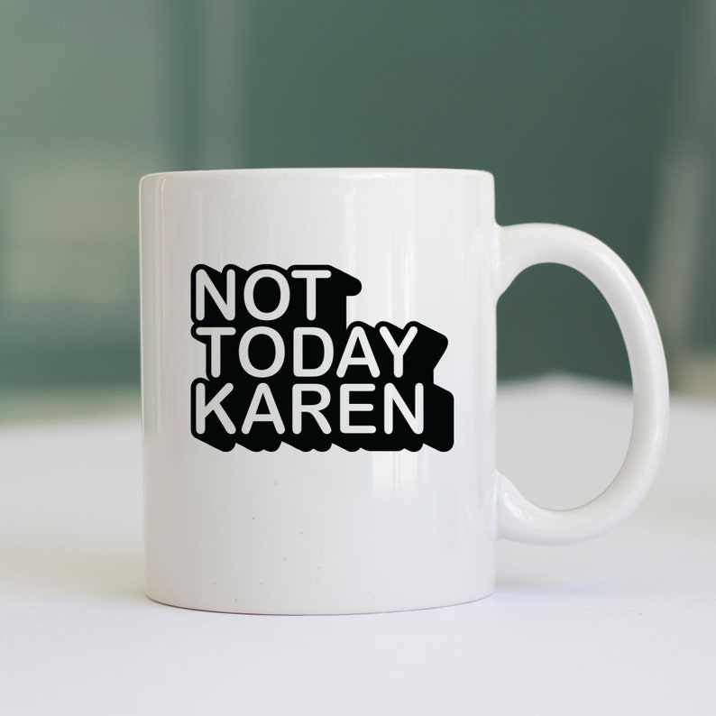 K&ouml;nnte beinhalten: Eine wei&szlig;e Keramiktasse mit schwarzem Text, der "NOT TODAY KAREN" lautet.