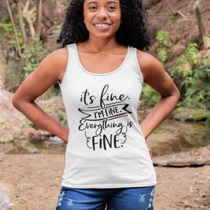 Puede incluir: Camiseta blanca de tirantes con texto negro que dice "it's fine. I'm fine. Everything is FINE."