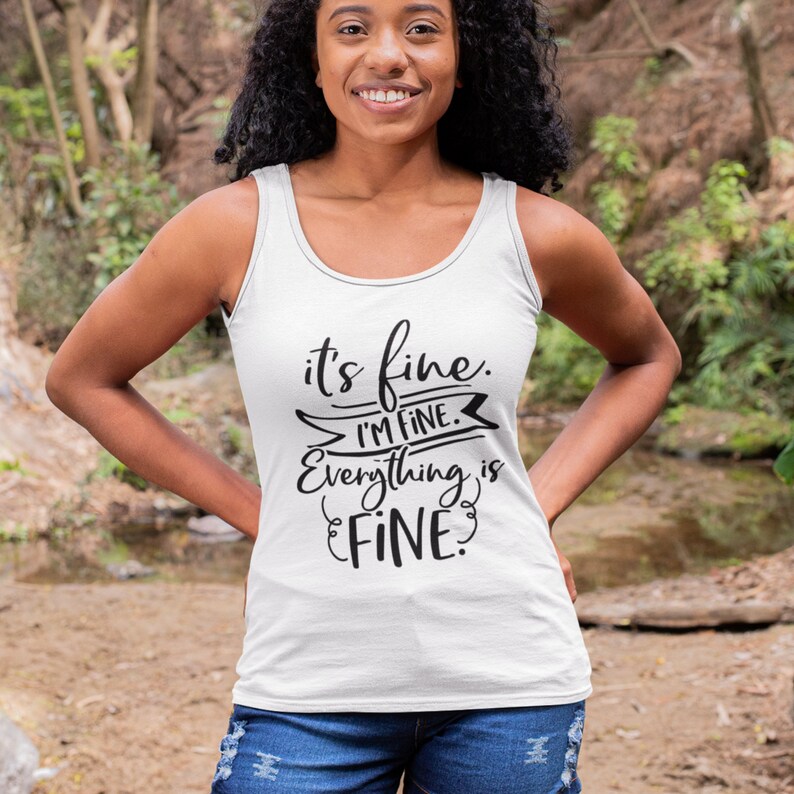 Puede incluir: Camiseta blanca de tirantes con texto negro que dice "it's fine. I'm fine. Everything is FINE."