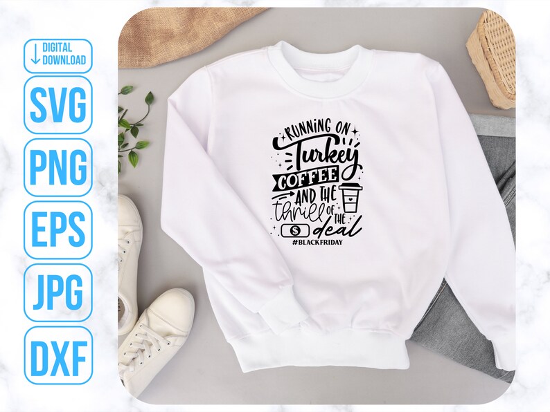 K&ouml;nnte beinhalten: Wei&szlig;er Pullover mit schwarzem Text, der "Running on Turkey Coffee and the thrill of the deal #BlackFriday" lautet.