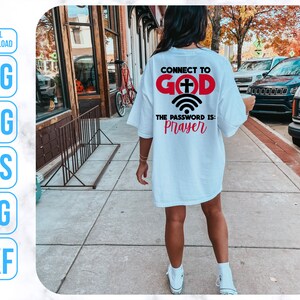 Puede incluir: Camiseta blanca con un gr&aacute;fico negro y rojo que dice "Connect to God" con una cruz y un s&iacute;mbolo de wifi. El texto debajo dice "The password is: Prayer".