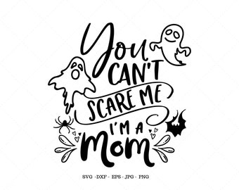 Può includere: Grafica in bianco e nero con il testo "You can't scare me I'm a mom" con due fantasmi e altre immagini a tema Halloween.