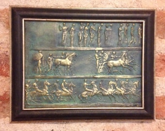 Escultura mural en bajorrelieve de bronce: réplica de un friso antiguo