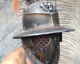 Handgemaakte gladiatorhelm: Romeins pantser met leeuwensculptuur