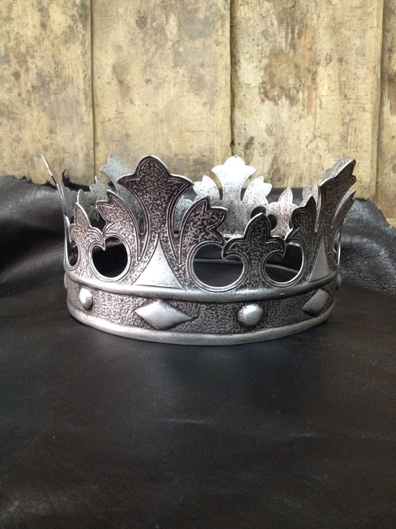 Peut inclure: Une couronne argent&eacute;e avec une surface textur&eacute;e et un design d&eacute;coratif. La couronne a une bande avec des accents en forme de diamant et des embellissements ronds.