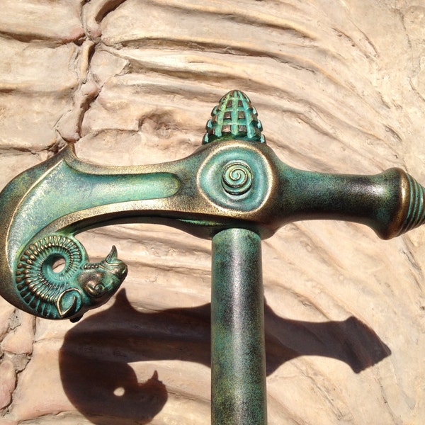 Tête de bélier double hache : réplique d'une sculpture grecque en bronze, oeuvre d'art de qualité muséale