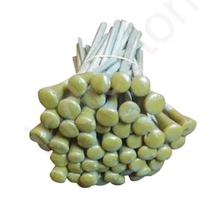 Könnte beinhalten: Ein Bündel gelber Keramikisolatoren mit einem weißen Draht an jedem.