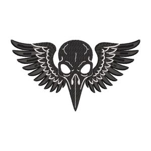 Può includere: Toppa ricamata nera raffigurante un teschio con becco d'uccello e ali piumate. Il design utilizza cuciture bianche per evidenziare i dettagli, in contrasto con il nero. Le ali sono spiegate.